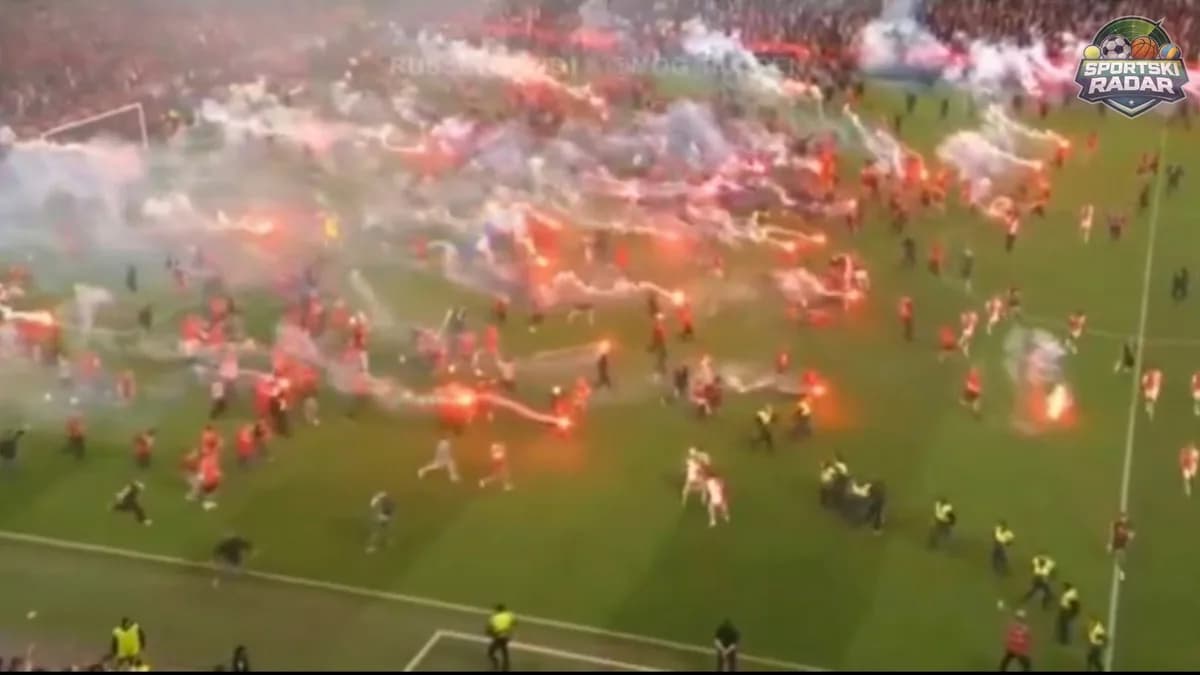 Haos u Pragu: Navijači upali na teren, napadnuti igrači Sparte!