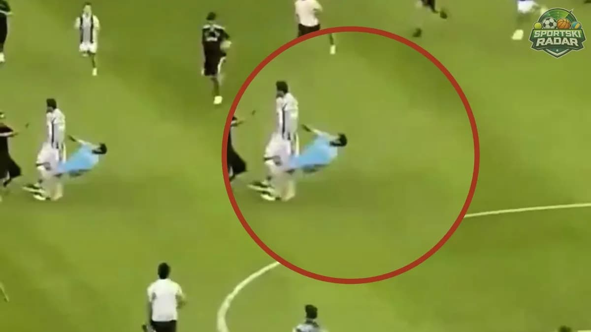 Haos u Torinu: Navijači utrčali na teren, umalo povređen fudbaler Juventusa! (VIDEO)
