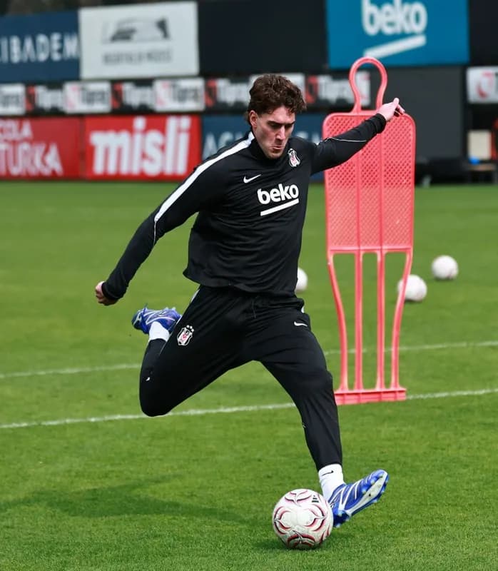 DUŠAN VLAHOVIĆ SPREMAN ZA FUDBALSKI RAT: Srpski golgeter prebrodio stomačni virus i napada Trabzon u derbiju sezone! — slika 1
