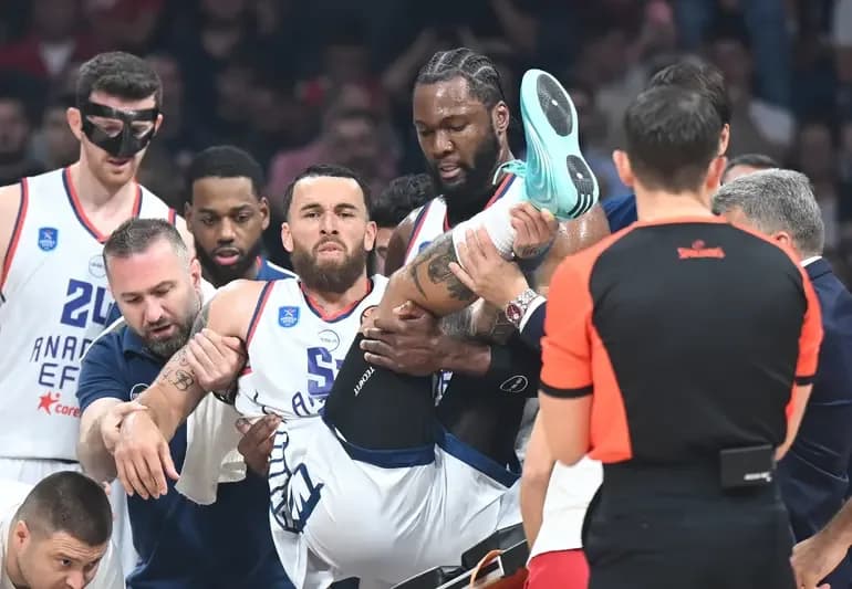 Majk Džejms doživeo tešku povredu, parket napustio na nosilima