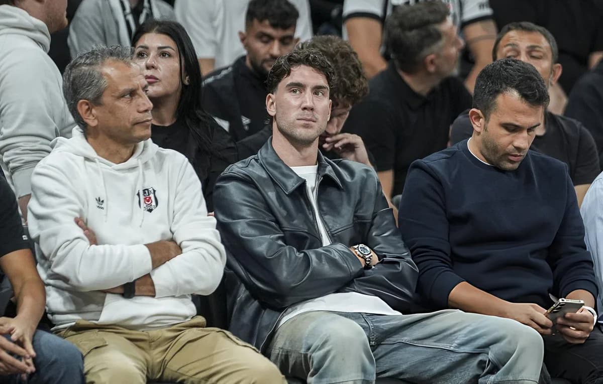 BARSA RASTUŽILA SRBE U ISTANBULU: Povređeni Vlahović bodrio Alimpijevića, a svi pričaju o njegovom "turskom" stajlingu!